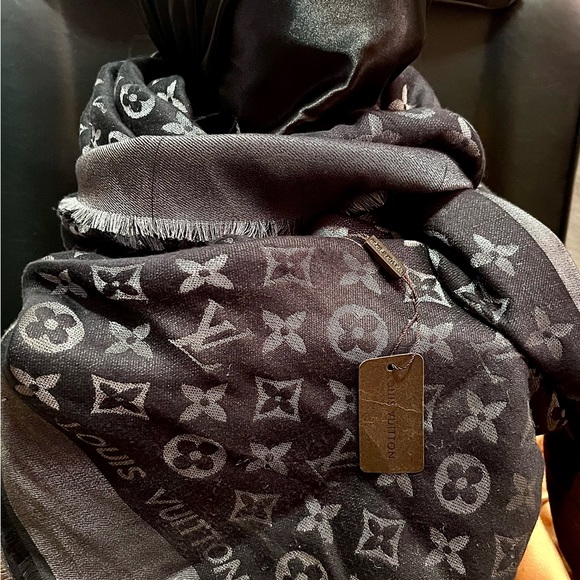 Louis Vuitton Monogram Shawl - Picture 2 of 3